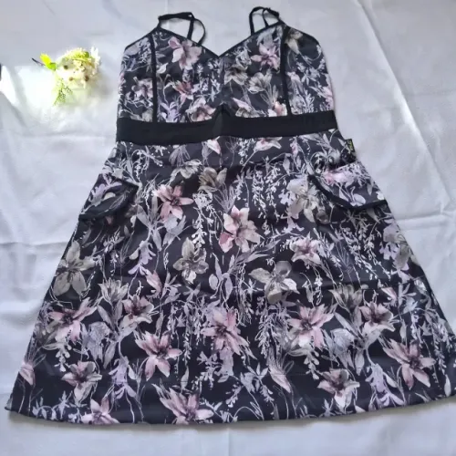 Vestido Floral Lilás Fundo Preto Curto Alcinha Verão
