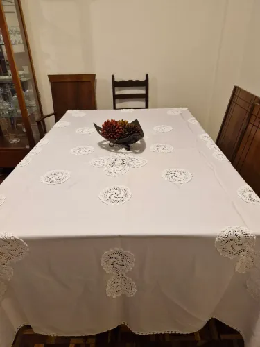 Toalha de mesa com detalhes em crochê 