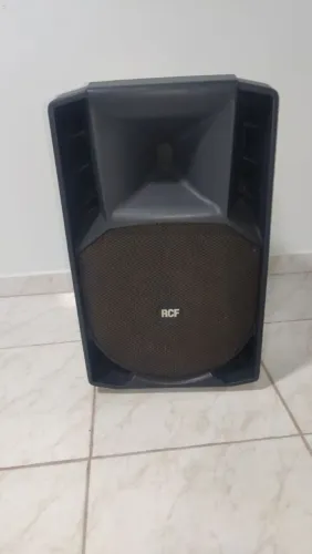 Vende-se Caixa de Som Ativa RCF ART 725