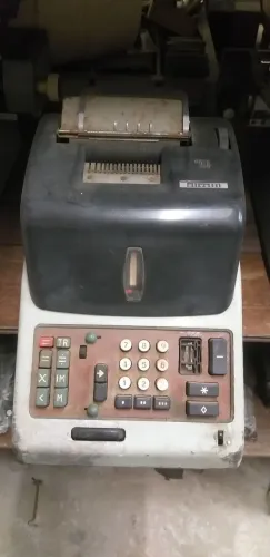 Máquina calculadora antiga