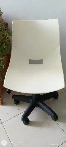 Cadeira de escritório com rodanas