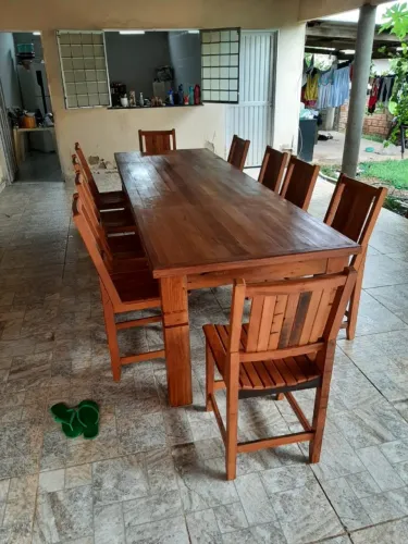 Mesas de madeira maciça com cadeiras todos os tamanhos