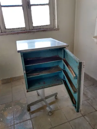 Móvel armario com Rodinhas