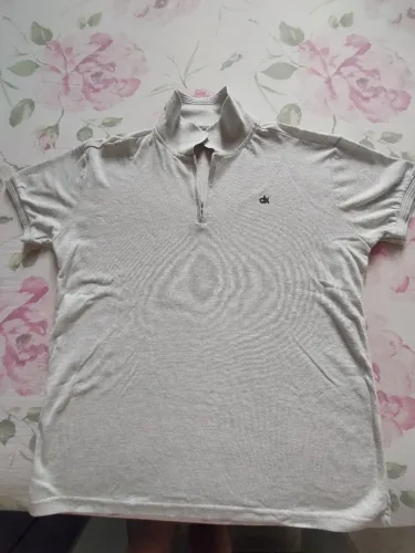CAMISA POLO MASCULINA, TAMANHO M, COR AREIA/BEGE.