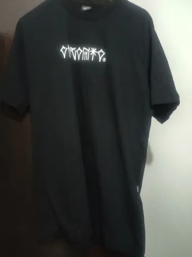 Camisetanova preta da marca chronic com estampa estilizada