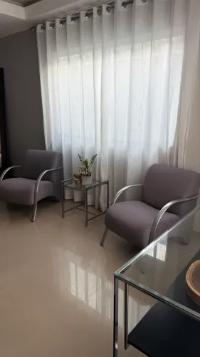 Poltrona Sylvia Design de Linho Cinza