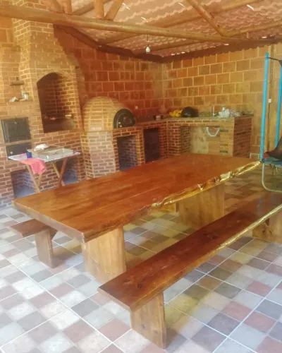 Mesa de madeira rústica para área gourmet