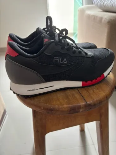 Tênis FILA preto e vermelho