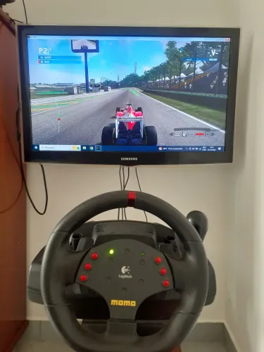 Volante Logitech Momo Racing com F1 2013