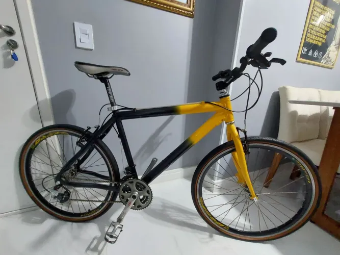 Bicicleta Mountain Bike, Aro 26, Peças Shimano, em ótimo estado.