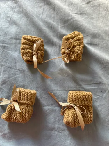 Conjunto pré maturo ou boneca sapatinho e luvinha bege escuro
