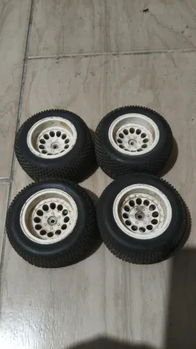 Jogo de Rodas Rc Automodelo praticamente novos 