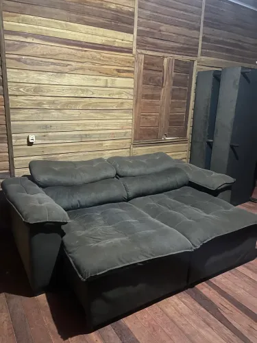 Vendo um sofá retrátil espaçoso e confortável 