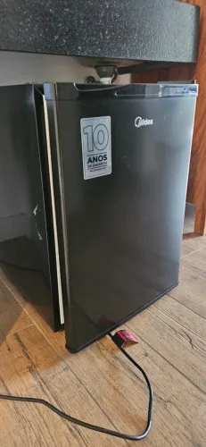 Vendo frigobar midea 67 litros preto 220v