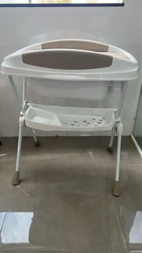 Banheira de Bebê Dobrável com Trocador e Suporte - Semi Nova