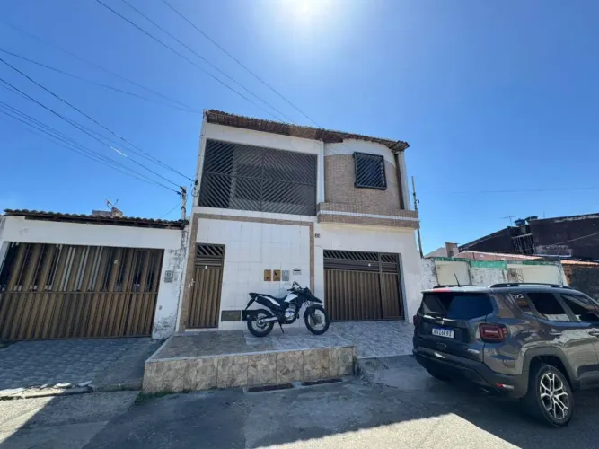 Casa em rua pública a venda com 2 pavimentos no Marcos Freire II