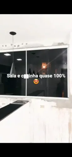 janela fumê e persiana romana.