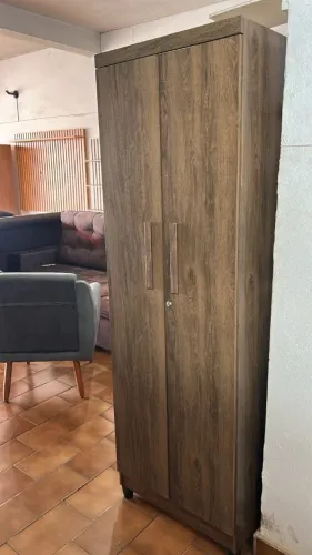 Multiuso com 2 portas e 6 prateleiras
