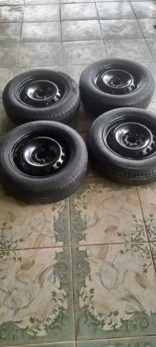 Jogo de Rodas Da Fiat Aro 14 Com Pneus R$ 1.400 , Aceito troca em Aro 13 ou 15.