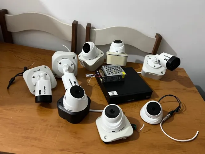 8 câmeras Intelbras + 1 DVR Intelbras + fonte de alimentação.