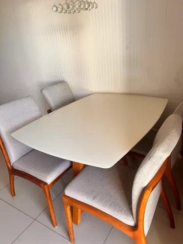 Mesa com tampo de vidro com 4 cadeiras em linho