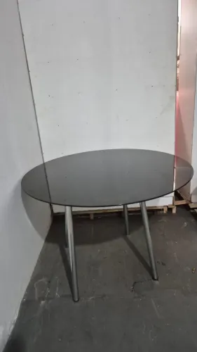 Mesa de vidro redonda com pés em metal