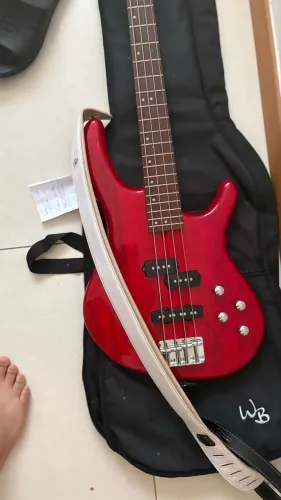 Baixo corte vermelho 4 cordas ativo 