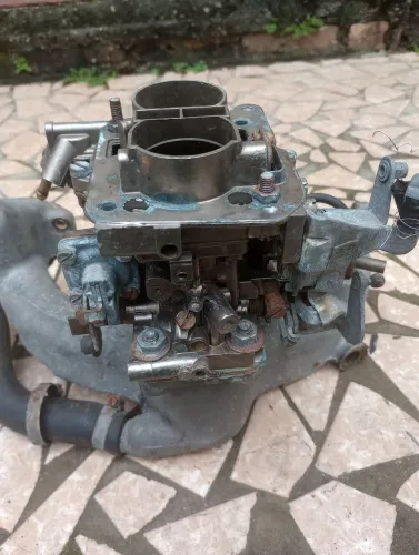 DISPONÍVEL PARA VENDA UM CARBURADOR E COLETOR DUPLO DE CHEVY CHEVETE E MARAJÓ
