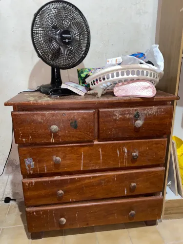 Vendo cômoda de madeira maciça 