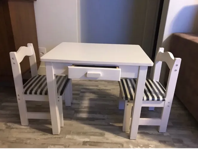 Vendo mesinha infantil com 2 cadeirinhas estofadas.