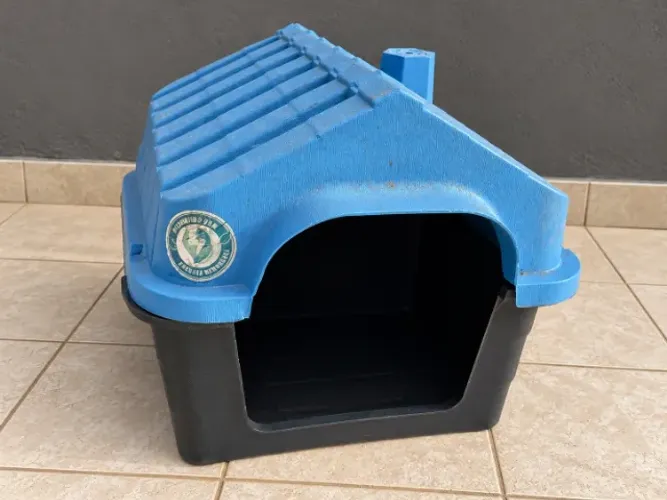 Casinha para cachorro azul de plástico - quase nova
