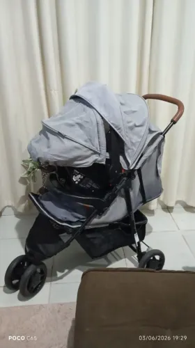 Carrinho de  bebê com bebê conforto 