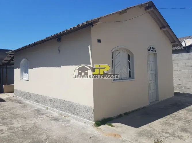 CASA DE 2 QUARTOS COM QUINTAL AMPLO E 2 VAGAS NA SERRA