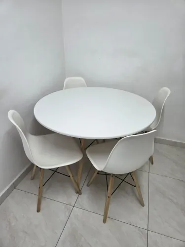 Conjunto Mesa Redonda 110cm + 4 Cadeiras Branca Eames