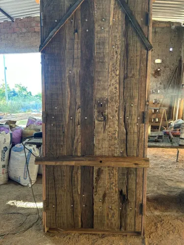 Porta rústicas feita com madeira de dormente sob medidas 