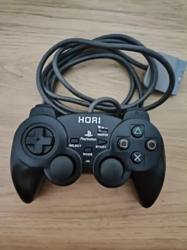 HORI PlayStation Analog Sindou Pad, compatível com os consoles PlayStation 1 e 2.