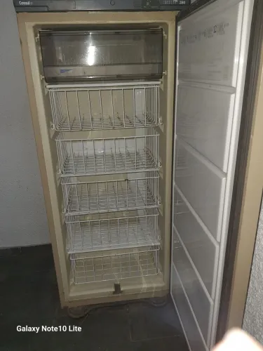 Freezer com 5 gavetas.