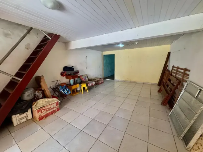 Casa à venda dispõe de 200m², 04 dormitórios, 02 vagas de garagem na Pedreira