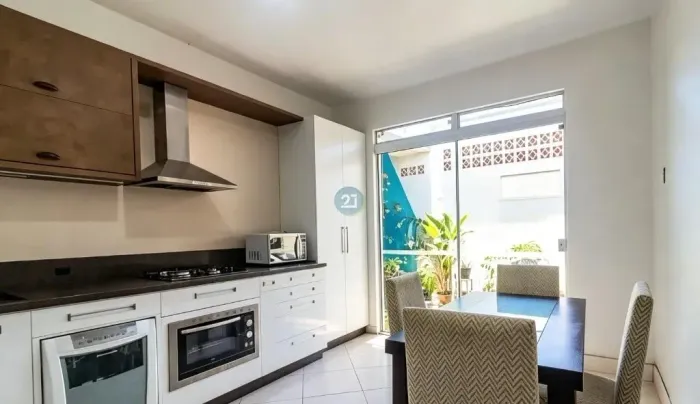 Alugo ampla casa com 03 quartos, quintal, churrasqueira, 03 vagas de garagem e 150m² priva