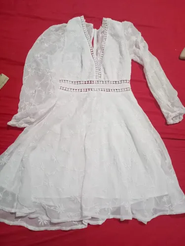 Vestido curto de manga cumprida