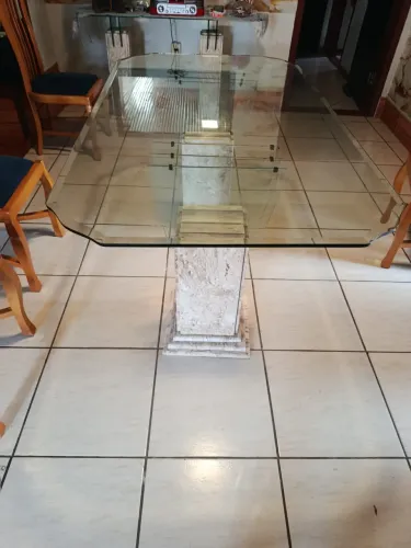 Mesa 6 lugares com pés de mármore e tampo de vidro