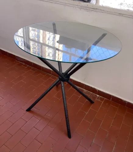 Mesa de jantar em estado de nova (sem cadeiras) 75cm de diametro retirar perto do centro