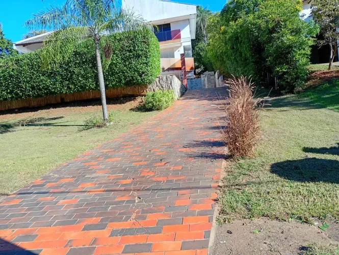 Imóvel para aluguel possui 700 metros quadrados com 6 quartos