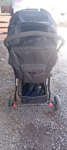 Carrinho de bebê Cosco Toffy com bebê conforto