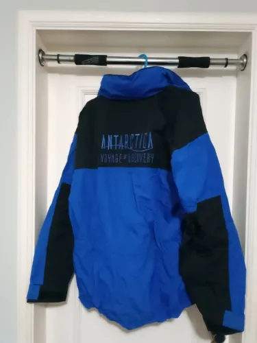 Jaqueta azul e preta com capuz Antarctica - desapego