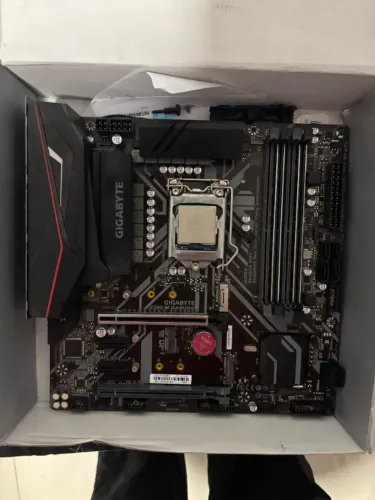 Kit Placa-Mãe Gigabyte Z390 M GAMING + i5 9400F