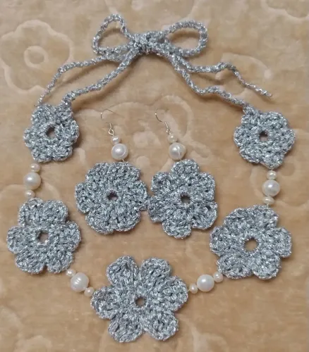 Conjunto de colar e brincos com detalhes em prata 925 e pérolas naturais.prata