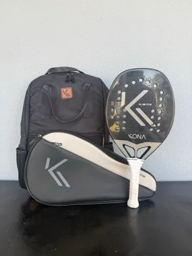 Raquete Kona Gladiator Steel 2026 + Mochila Hunter Kona