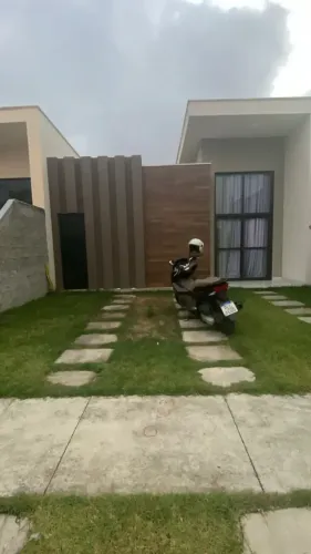 EXELENTE CASA 2/4 SENDO UMA SUITE COM PLANEJADO NA COZINHA PRA LOCAÇÃO, NO CONDOMINIO VIEN