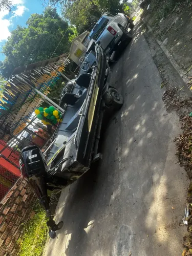 Vende-se lancha com motor 60hp 4tempo